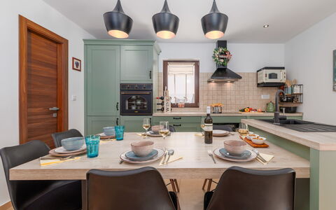 Villa Willheim: Meubles, Design Intérieur, Cuisine, Luminaire, Bois, Plafond, Sol, Comptoir, Chaise, Pièce
