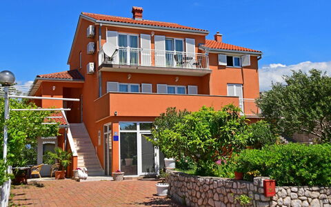 Novi Vinodolski 128: Plante, Ciel, Bâtiment, Fenêtre, Arbre, Design Urbain, Quartier, Maison, Zone Résidentielle, Condominium