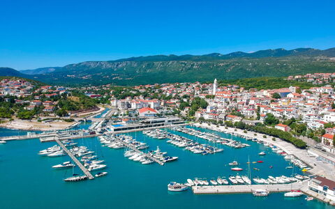 Novi Vinodolski 128: L'Eau, Ciel, Bateau, Ressources En Eau, Propriété, Bâtiment, Navire, Bleu, Bleu Azur, Montagne