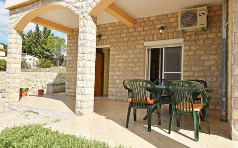 Maslenica 107: Plante, Fenêtre, Bâtiment, Ombre, Design Intérieur, Arbre, Bois, Sol, Brique, Maison