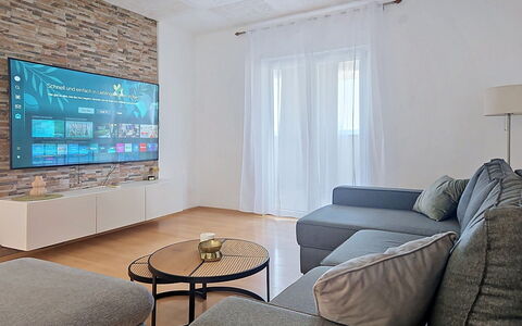 Frane: Meubles, Design Intérieur, Sol, Appareil Électronique, Télévision, Canapé, Sol, Salon, Téléviseur
