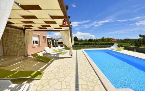 Frane: Propriété, Piscine, Maison, Bâtiment, Immobilier, Domicile, Architecture, Biens, Zone Résidentielle, Villa