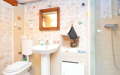 Home Sweet Home: Salle De Bains, Propriété, Pièce, Design Intérieur, Mur, Bâtiment, Maison, Tuile, Immobilier, Luminaire Plomberie