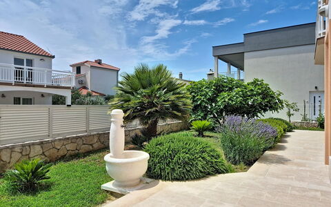 Trogir Okrug Gornji 314: Zone Résidentielle, Arbuste, Maison, Jardin, Domicile, Aménagement Paysager, Ombre, Passerelle, Biens