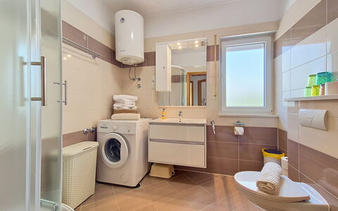 Trogir Okrug Gornji 314: Design Intérieur, Sol, Machine À Laver, Luminaire Plomberie, Sol, Évier, Armoire De Toilette, Salle De Bains, Plafond, Toilette