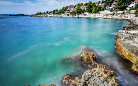Trogir Okrug Gornji 314: L'Eau, Nuage, Ciel, Ressources En Eau, Bleu, Bleu Azur, Paysage Naturel, Cotiers Et Relief Océaniques, Arbre, Plage