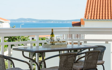 Trogir Okrug Gornji 314: Table, Meubles, Ciel, L'Eau, Chaise, Tableau De Plein Air, Mobilier De Jardin, Bâtiment, Vaisselle, Bois