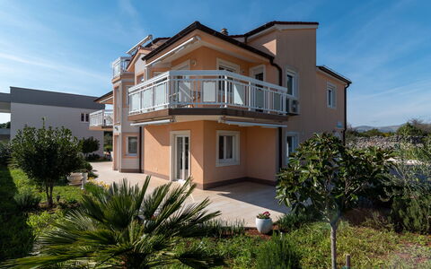 Trogir Okrug Gornji 314: Zone Résidentielle, Domicile, Façade, Maison, Balcon, Biens, Appartement, Banlieue, Villa, Manoir