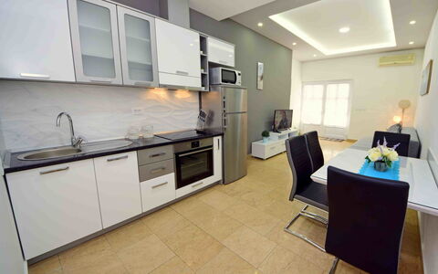 Omiš 135: Cabinetry, Comptoir, Évier, Meubles, Evier, Bâtiment, Chaise, Cuisine, Robinet, Fenêtre