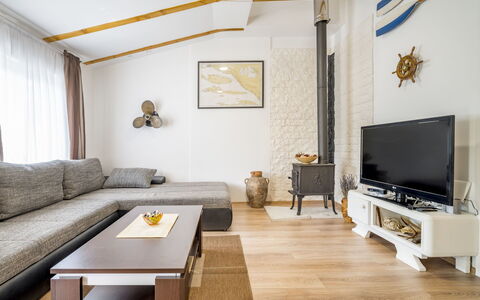 Jozo: Pièce, Salon, Meubles, Design Intérieur, Propriété, Bâtiment, Plafond, Sol, Jaune, Mur