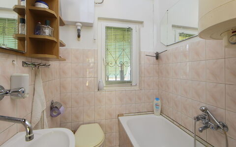 Piccola: Salle De Bains, Luminaire Plomberie, Lavabo, Sol, Toilette, Design Intérieur, Sol, Évier, Robinet, Plomberie