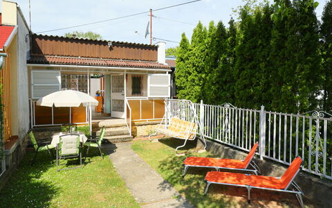 Piccola: Plante, Ciel, Bâtiment, Propriété, Fenêtre, Lot Terre, Nuage, Ombre, Arbre, Maison