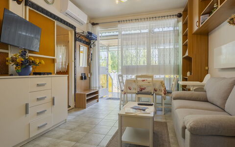 Piccola: Meubles, Design Intérieur, Sol, Bois, Sol, Pièce, Appartement, Salon, Canapé, Éclairage