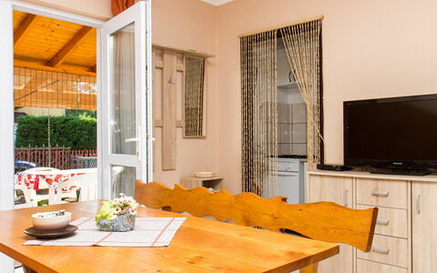 Gerle: Table, Meubles, Plante, Bois, Chaise, Bâtiment, Orange, Cabinetry, Design Intérieur, Ombre