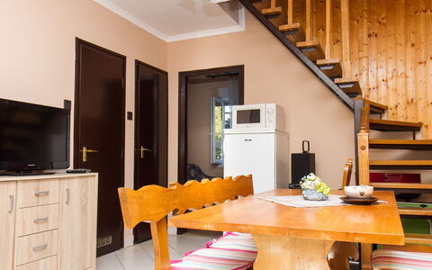 Gerle: Cabinetry, Table, Meubles, Propriété, Bâtiment, Bois, Design Intérieur, Éclairage, Orange, Sol