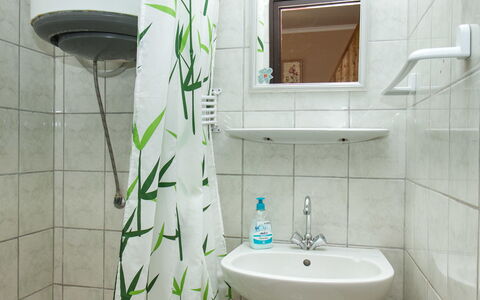 Gerle: Robinet, Miroir, Luminaire Plomberie, Évier, Lavabo, Propriété, Plante, Vert, Salle De Bains, Maison