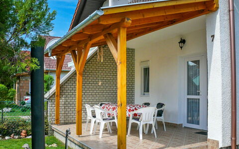 Gerle: Plante, Propriété, Bâtiment, Porche, Ombre, Chaise, Table, Éclairage, Porte, Bois