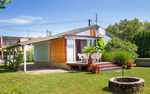Azzurro: Plante, Ciel, Bâtiment, Nuage, Fenêtre, Arbre, Lot Terre, Ombre, Pot De Fleur, Maison