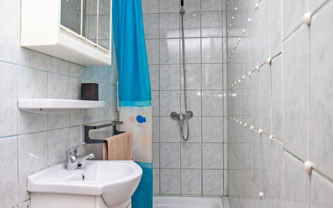 Azzurro: Robinet, Luminaire Plomberie, Évier, Lavabo, Propriété, Miroir, Bâtiment, Salle De Bains, Violet