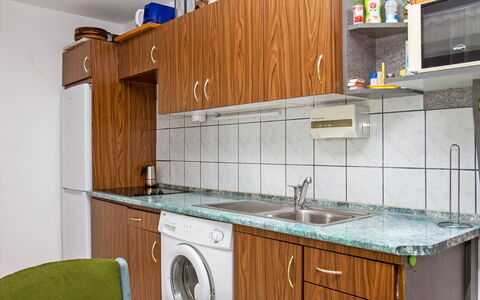 Azzurro: Cabinetry, Comptoir, Meubles, Évier, Robinet, Propriété, Cuisine, Luminaire Plomberie, Bleu, Vert
