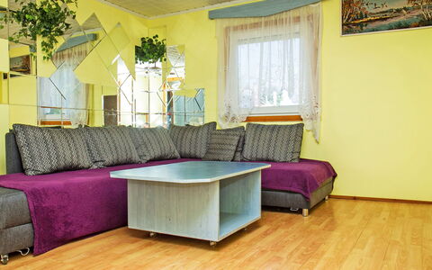 Azzurro: Propriété, Meubles, Fenêtre, Plante, Canapé, Décoration, Violet, Confort, Bois, Design Intérieur