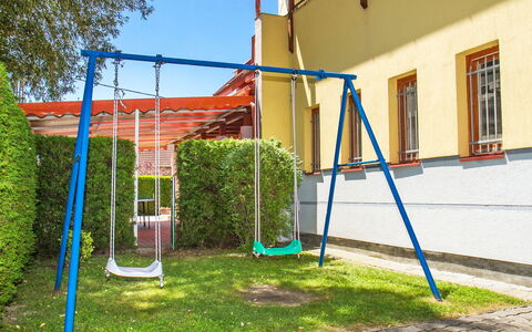 Katie 1: Balançoire, Terrain De Jeux, Espace Public, Équipement Extérieur Play, Établissements Humains, Herbe, Arbre, Des Loisirs, Immobilier, Loisir