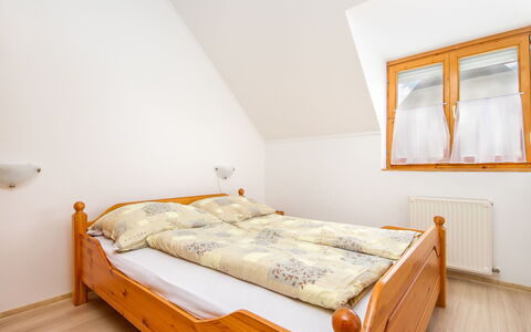 Katie 1: Propriété, Meubles, Fenêtre, Confort, Bois, Cadre De Lit, Textile, Bâtiment, Maison, Design Intérieur