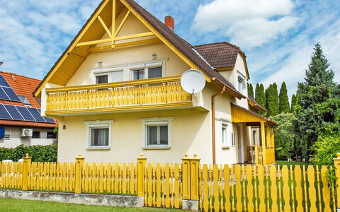 Vilma 2: Bâtiment, Ciel, Nuage, Plante, Fenêtre, Clôture, Arbre, Maison, Lot Terre, Bois