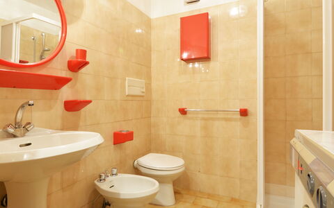 Monti Pallidi: Salle De Bains, Propriété, Pièce, Design Intérieur, Mur, Tuile, Architecture, Luminaire Plomberie, Immobilier, Bâtiment