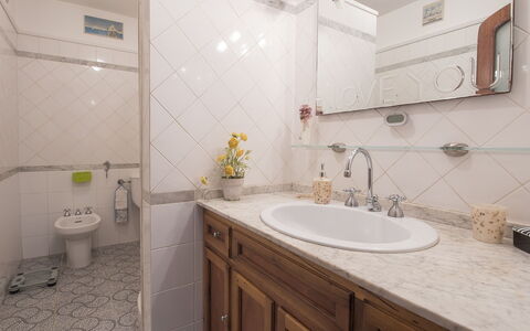 Fiumetto: Salle De Bains, Propriété, Pièce, Design Intérieur, Immobilier, Luminaire Plomberie, Accessoire Salle De Bain, Meubles, Bâtiment, Architecture