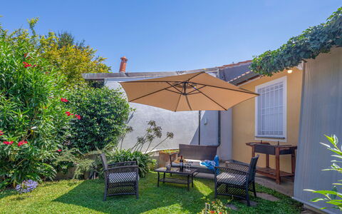 Fiumetto: Propriété, Cour, Arrière-Cour, Immobilier, Maison, Domicile, Patio, Bâtiment, Jardin, Ombre