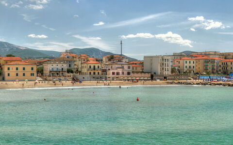 Villa Il Pellicano: L'Eau, Nuage, Ciel, Bâtiment, Bleu Azur, Fenêtre, Cotiers Et Relief Océaniques, Plan D'Eau, Plage, Horizon