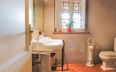 Villa Il Pellicano: Salle De Bains, Luminaire Plomberie, Lavabo, Sol, Évier, Design Intérieur, Robinet, Sol, Plomberie, Toilette