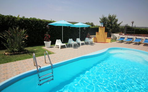 Andrea: L'Eau, Plante, Ciel, Propriété, Piscine, Bleu Azur, Ombre, Mobilier De Jardin, Balancelle, Arbre