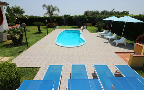 Andrea: Plante, L'Eau, Bâtiment, Bleu Azur, Piscine, Arbre, Ciel, Mobilier De Jardin, Ombre, Loisir