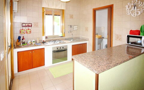 Andrea: Comptoir, Cabinetry, Evier, Meubles, Évier, Propriété, Robinet, Cuisine, Électroménager, Appareil De Cuisine
