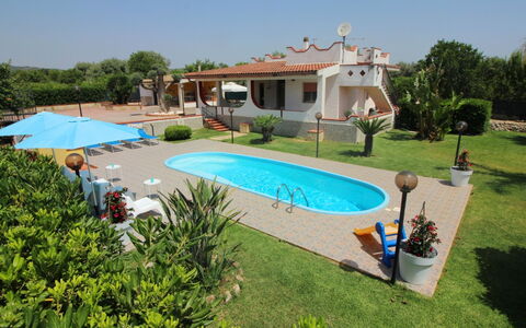 Andrea: L'Eau, Plante, Ciel, Piscine, Bâtiment, Bleu Azur, Arbre, Ombre, Maison, Mobilier De Jardin