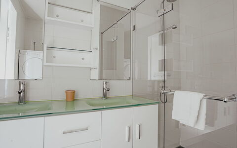 De Zeeparel: Design Intérieur, Luminaire Plomberie, Sol, Salle De Bains, Lavabo, Évier, Sol, Cabinetry, Armoire De Toilette, Robinet