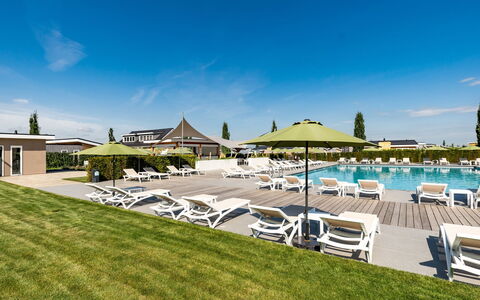 Green Resort Mooi Bemelen: Plante, Bâtiment, Jour, Propriété, L'Eau, Ciel, Bleu, Bleu Azur, Arbre, Arecales