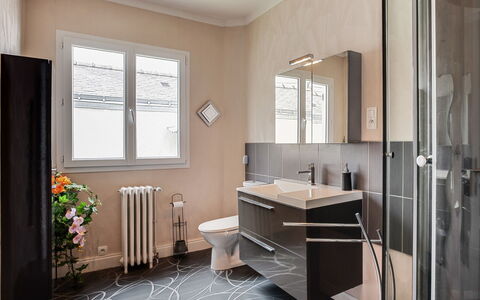 La Coloniale: Salle De Bains, Pièce, Design Intérieur, Propriété, Sol, Évier, Meubles, Tuile, Bâtiment, Armoire De Toilette