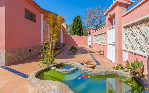 Requesens: Propriété, Maison, Immobilier, Bâtiment, Domicile, L'Eau, Bleu Azur, Zone Résidentielle, Biens, Piscine
