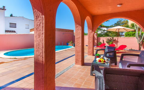 Requesens: Propriété, Bâtiment, Pièce, Bleu Majorelle, Maison, Immobilier, Architecture, Bleu Azur, Hacienda, Design Intérieur