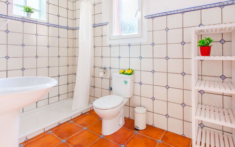 Requesens: Salle De Bains, Tuile, Propriété, Pièce, Sol, Design Intérieur, Toilette, Mur, Architecture, Luminaire Plomberie