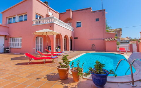 Requesens: Plante, Ciel, Propriété, Pot De Fleur, Bâtiment, Fenêtre, Bleu Azur, Mobilier De Jardin, Architecture, Sol