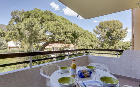 Cavalaire 691: Propriété, Immobilier, Maison, Pièce, Bâtiment, Balcon, Table, Arbre, Domicile, Architecture