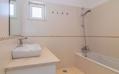 Praia da Luz Sea View: Salle De Bains, Propriété, Pièce, Sol, Tuile, Mur, Design Intérieur, Robinet, Architecture, Immobilier
