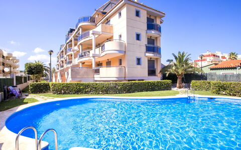 Jacaranda: L'Eau, Bâtiment, Plante, Ciel, Jour, Propriété, Piscine, Bleu Azur, Fenêtre, Arbre