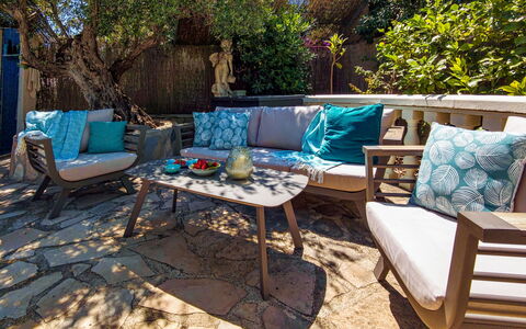 Mabrouk: Table, Meubles, Canapé, Bleu Azur, Arbre, Mobilier De Jardin, Plante, Design Intérieur, Ombre, Tableau De Plein Air