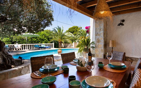 Mabrouk: Meubles, Propriété, Table, Plante, Canapé, Bleu Azur, Vaisselle, Arbre, Design Intérieur, Bois