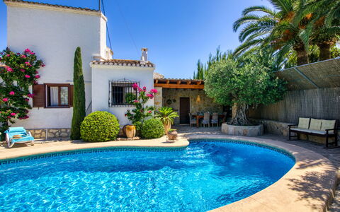Mabrouk: L'Eau, Ciel, Plante, Propriété, Bâtiment, Bleu Azur, Bleu, Piscine, Arecales, Loisir